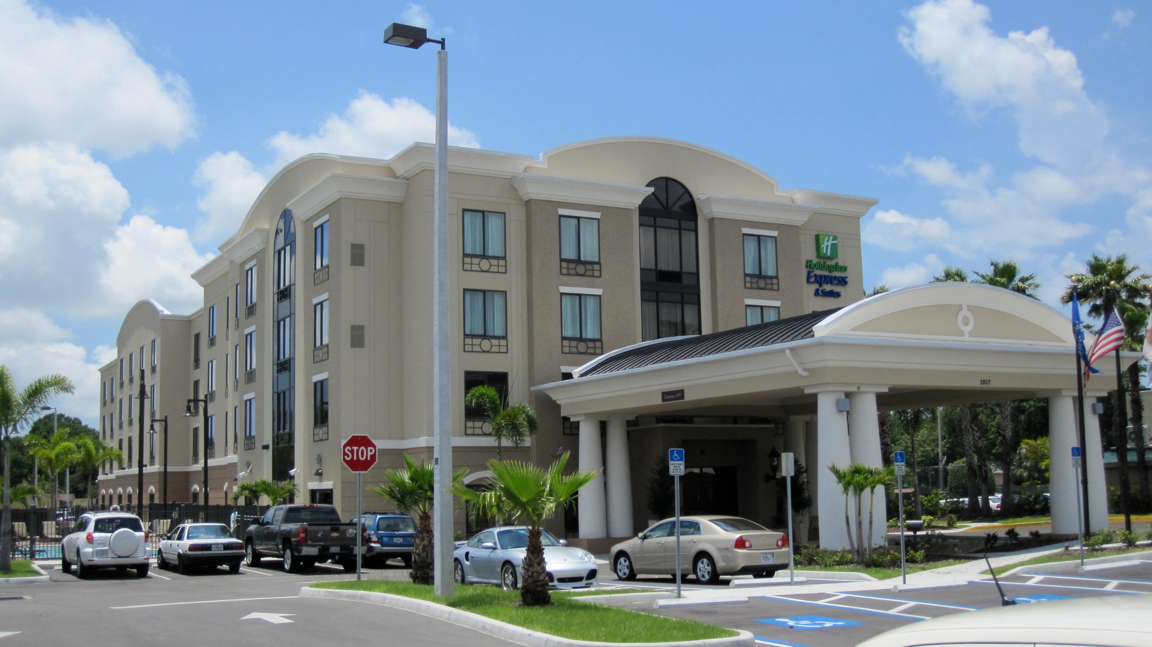 Holiday Inn Express Hotel & Suites Tampa-Usf-Busch Gardens By Ihg Exterior foto