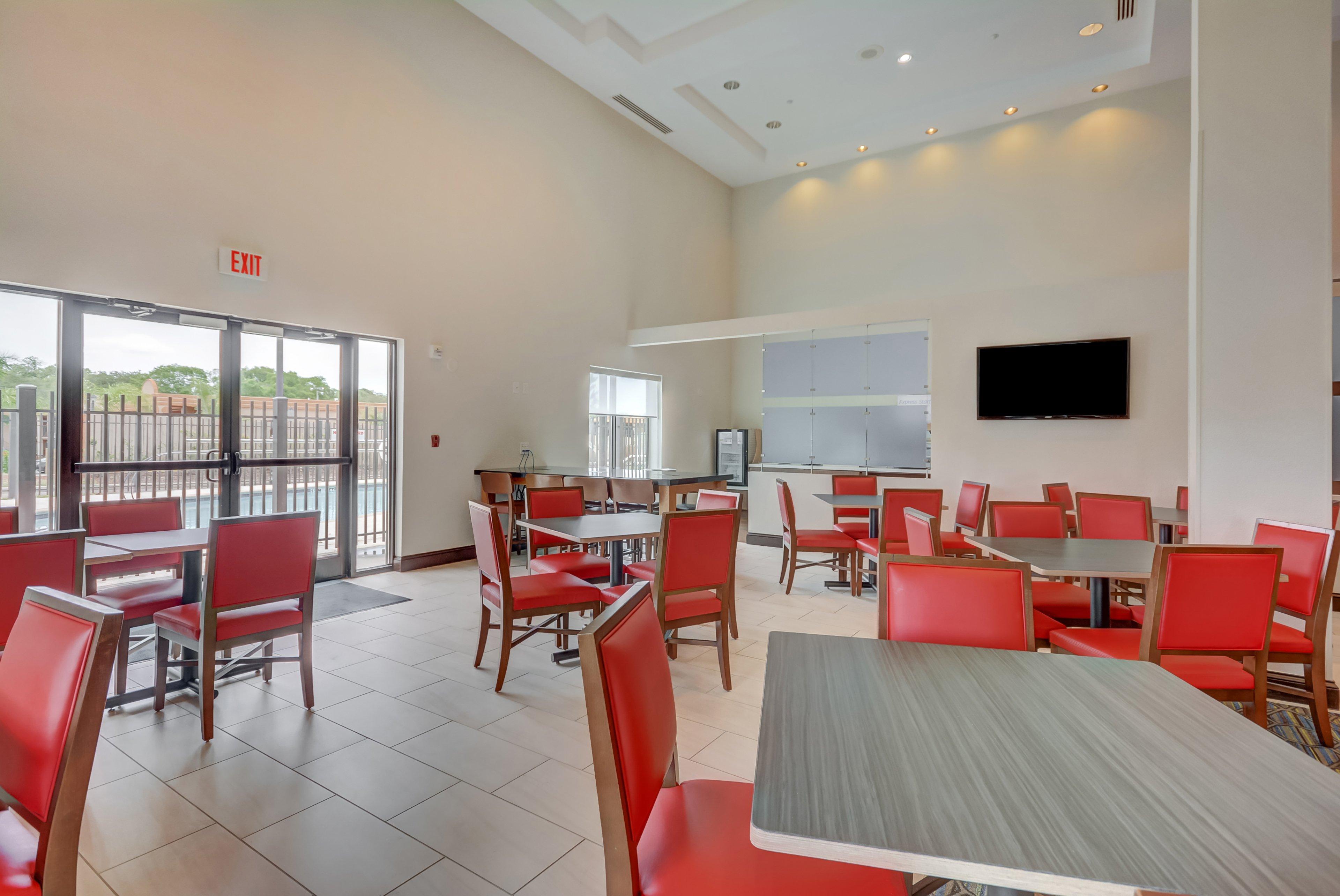 Holiday Inn Express Hotel & Suites Tampa-Usf-Busch Gardens By Ihg Exterior foto