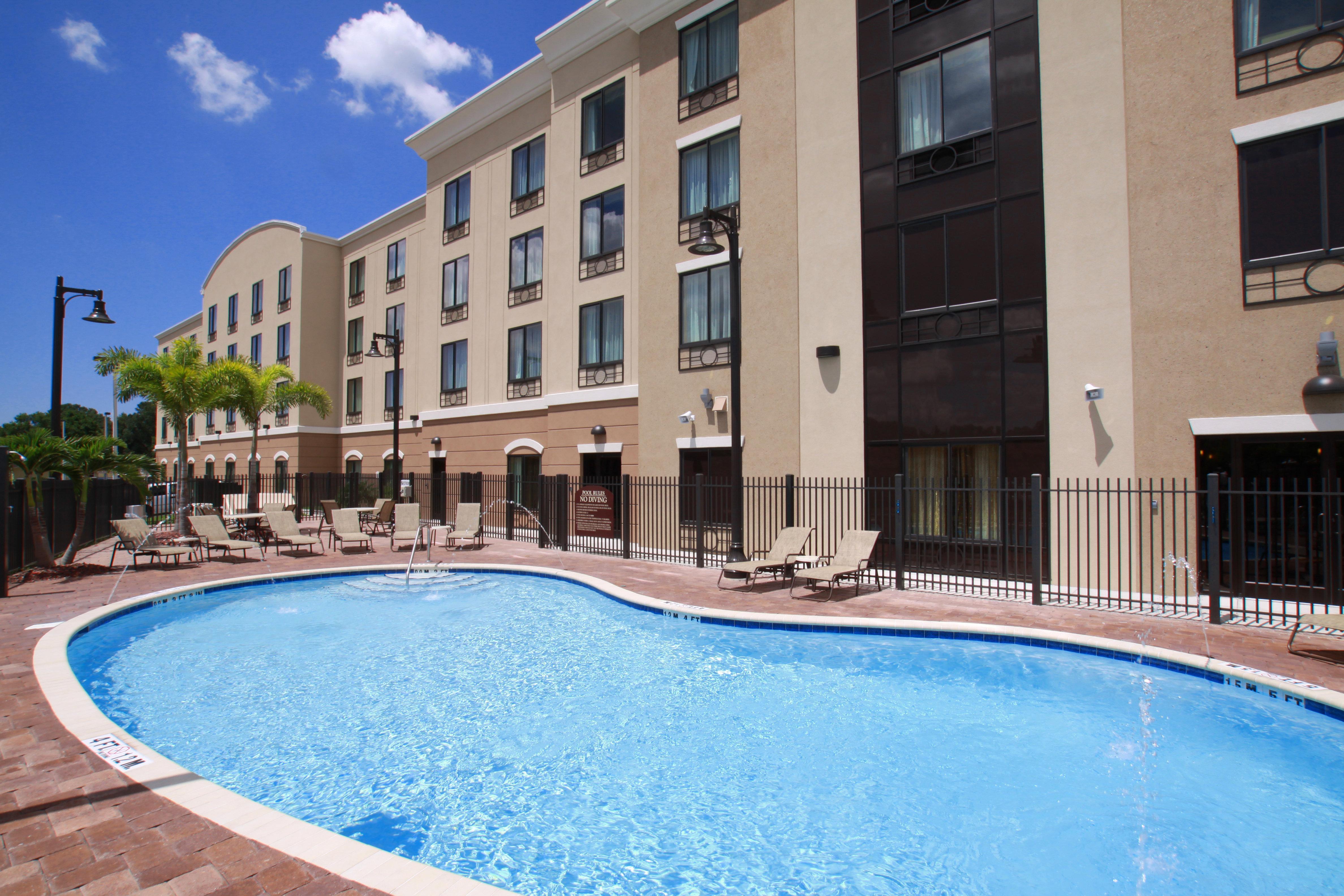Holiday Inn Express Hotel & Suites Tampa-Usf-Busch Gardens By Ihg Exterior foto
