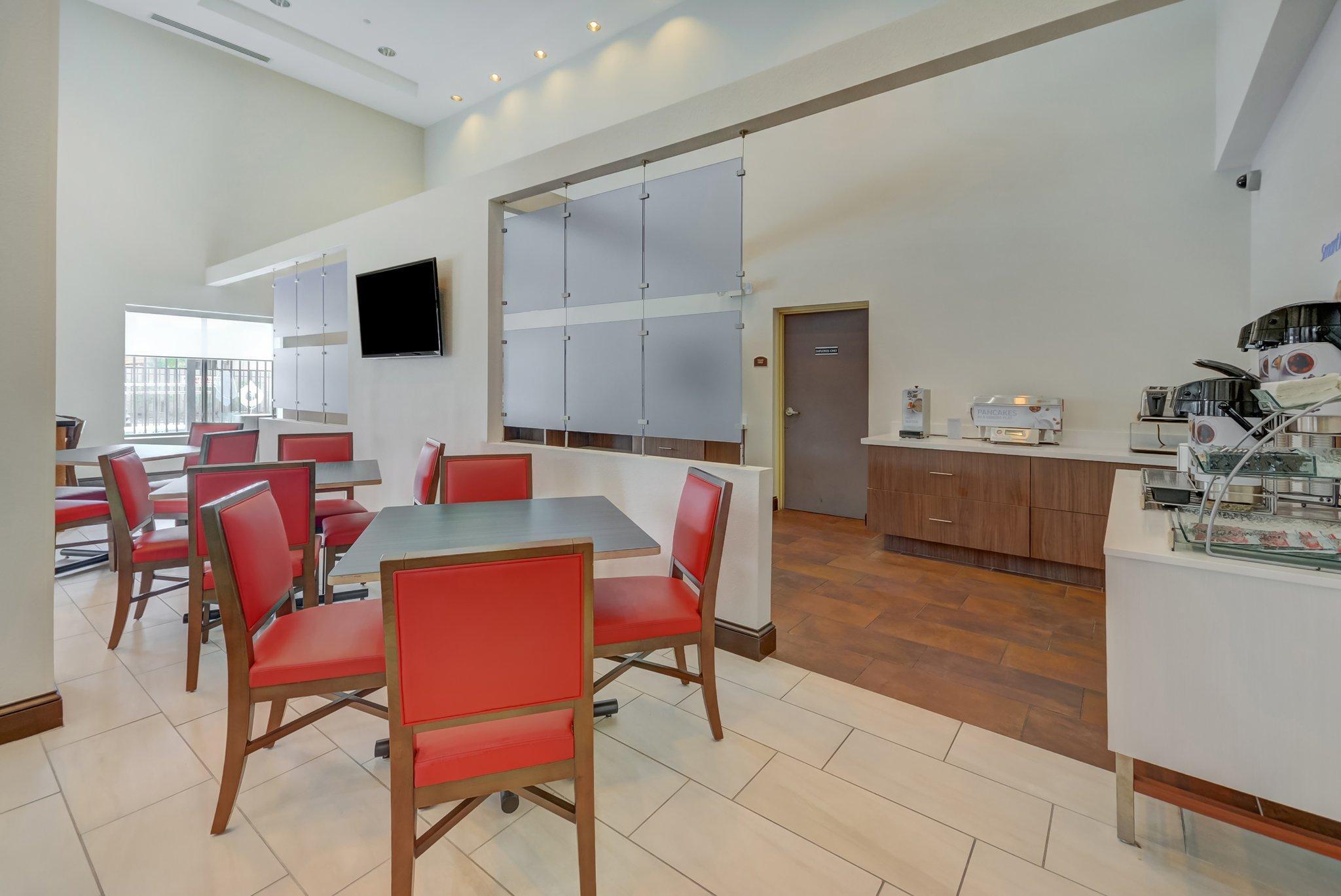 Holiday Inn Express Hotel & Suites Tampa-Usf-Busch Gardens By Ihg Exterior foto