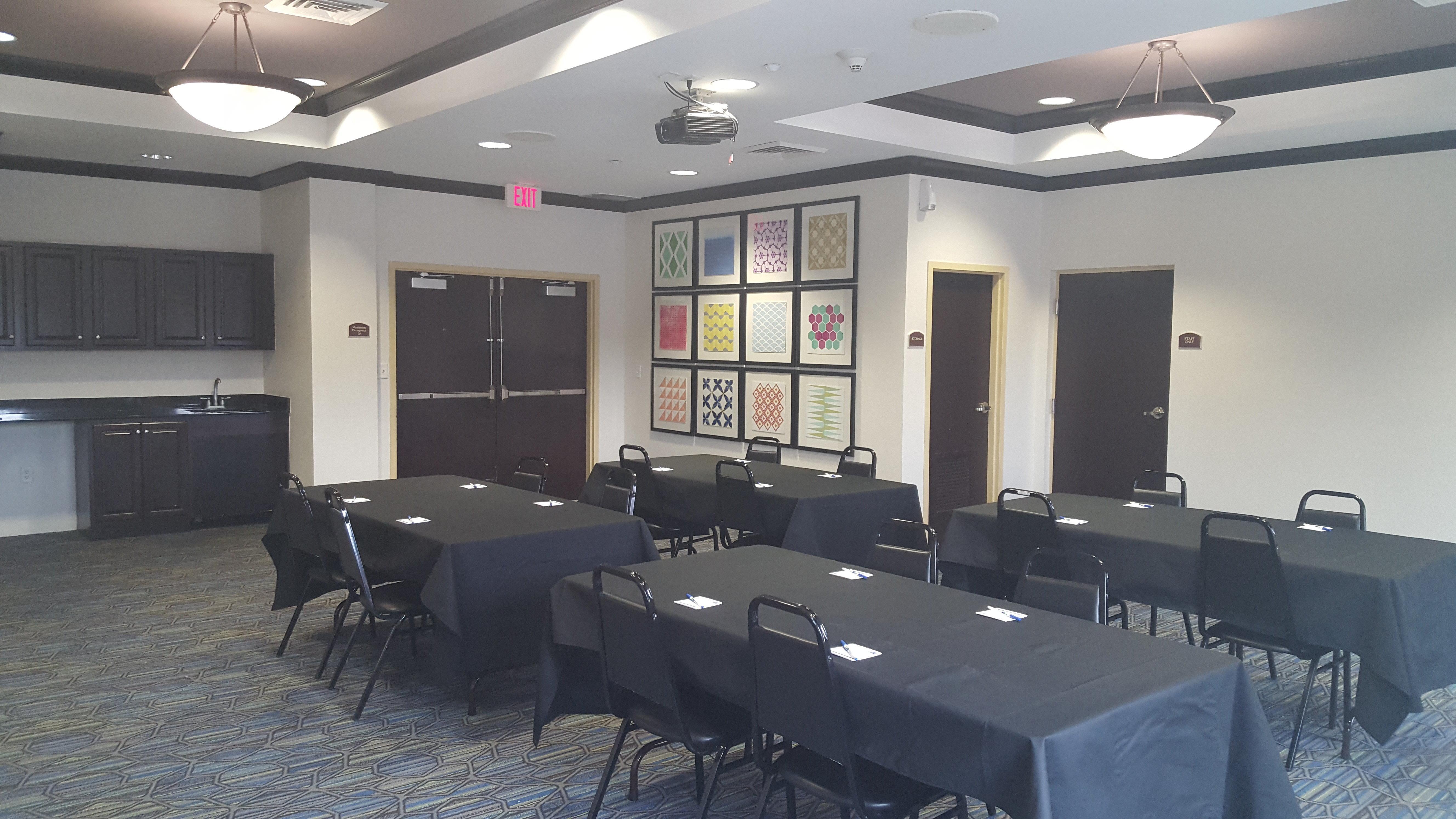 Holiday Inn Express Hotel & Suites Tampa-Usf-Busch Gardens By Ihg Exterior foto