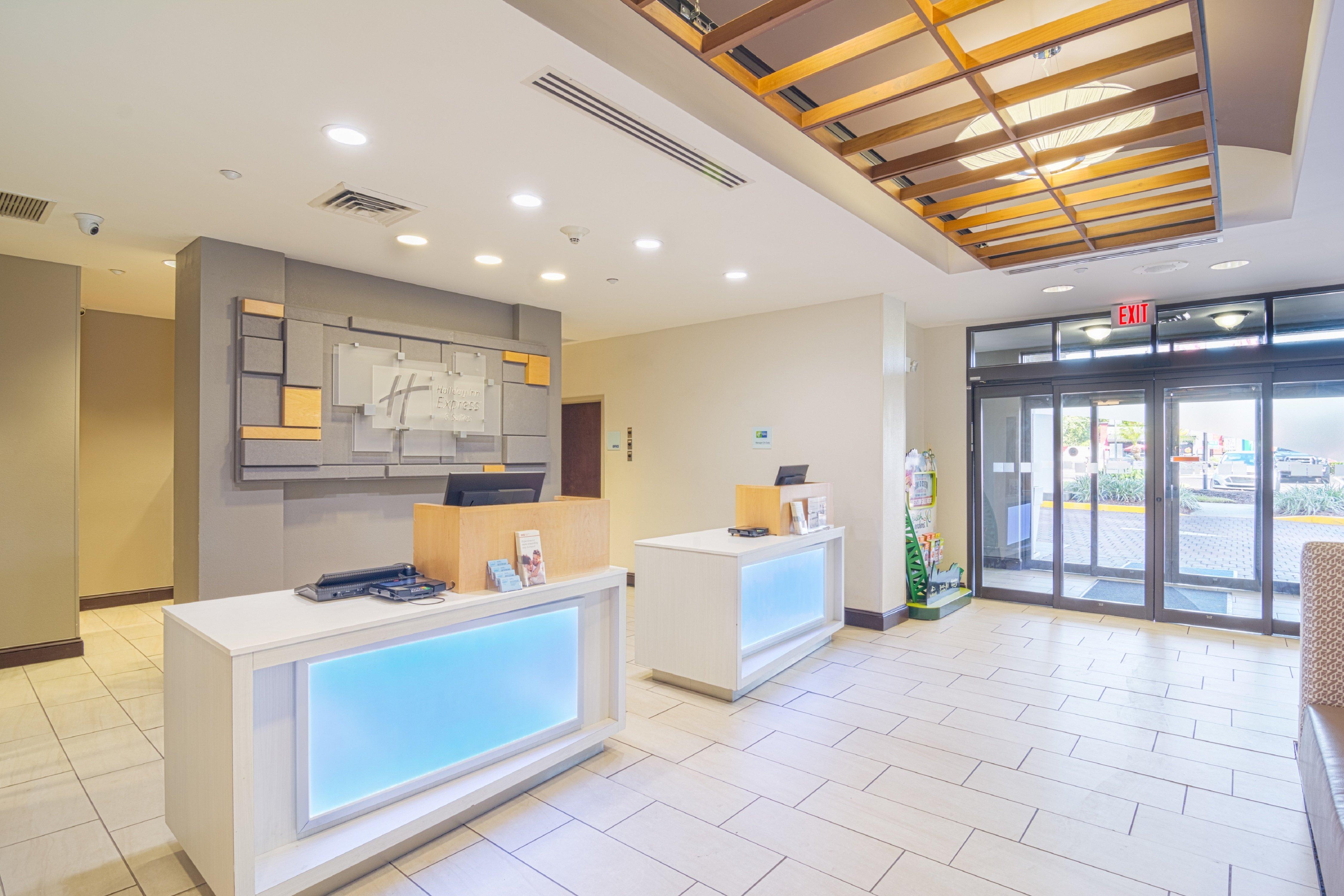 Holiday Inn Express Hotel & Suites Tampa-Usf-Busch Gardens By Ihg Exterior foto