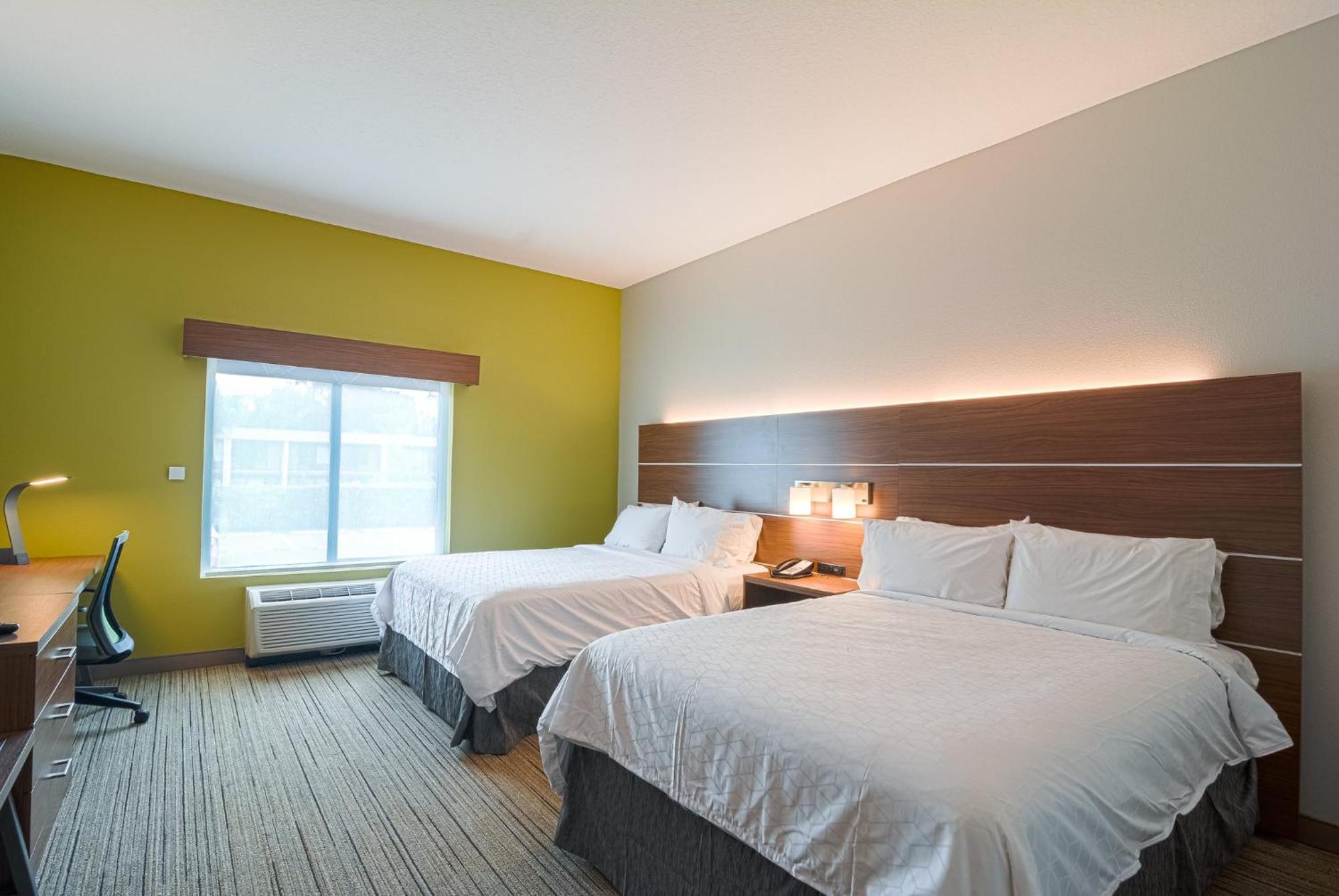 Holiday Inn Express Hotel & Suites Tampa-Usf-Busch Gardens By Ihg Exterior foto