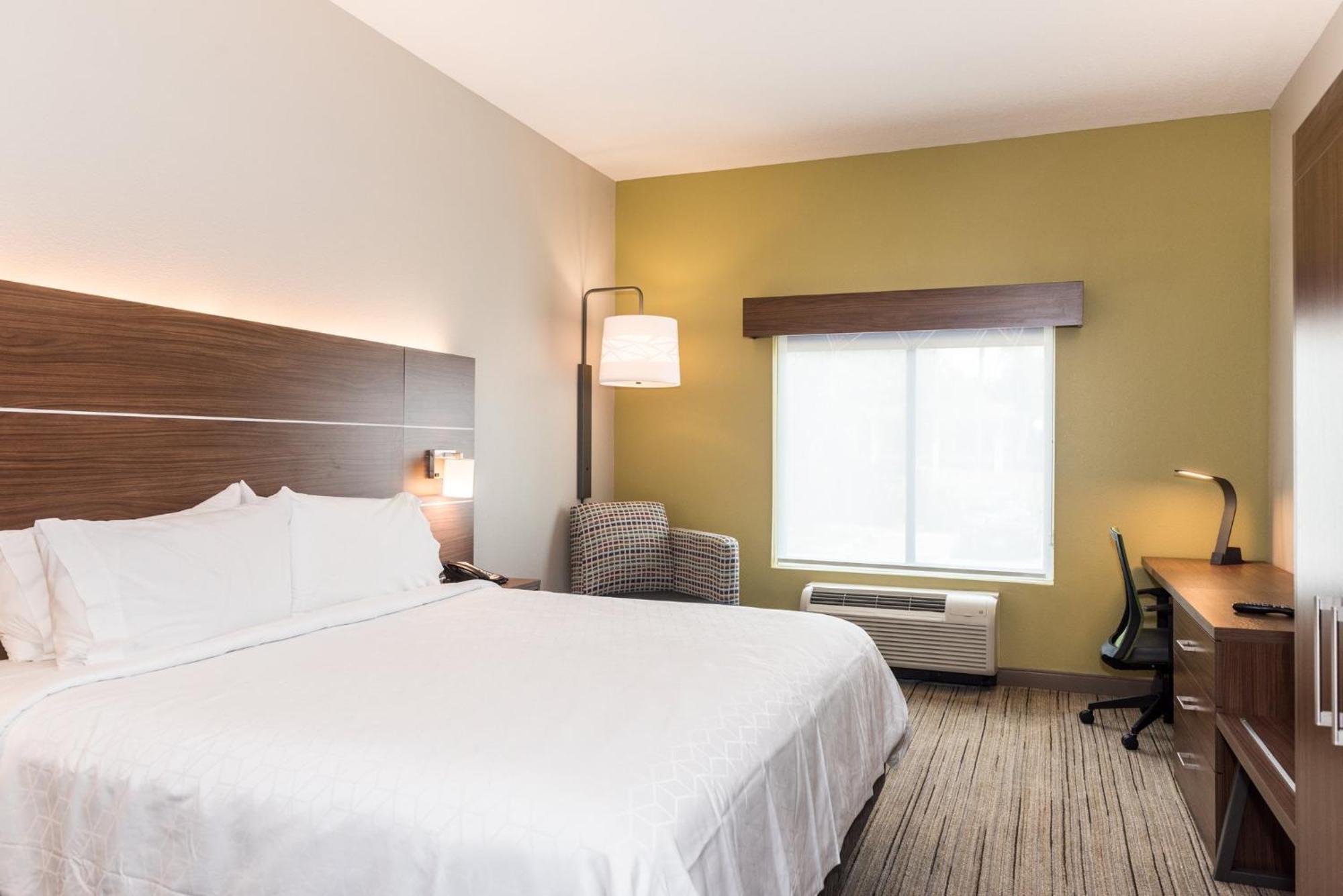 Holiday Inn Express Hotel & Suites Tampa-Usf-Busch Gardens By Ihg Exterior foto