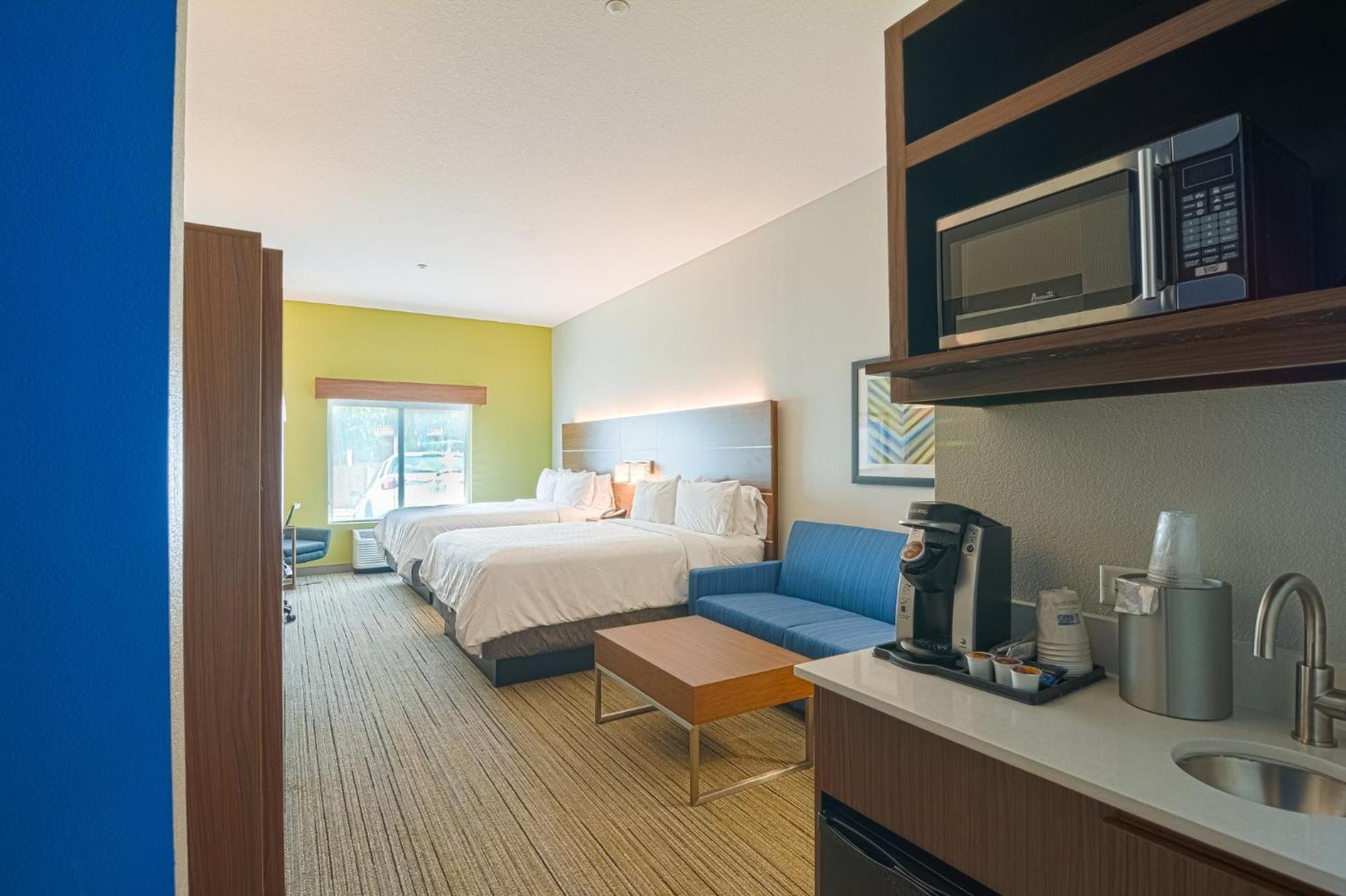 Holiday Inn Express Hotel & Suites Tampa-Usf-Busch Gardens By Ihg Exterior foto