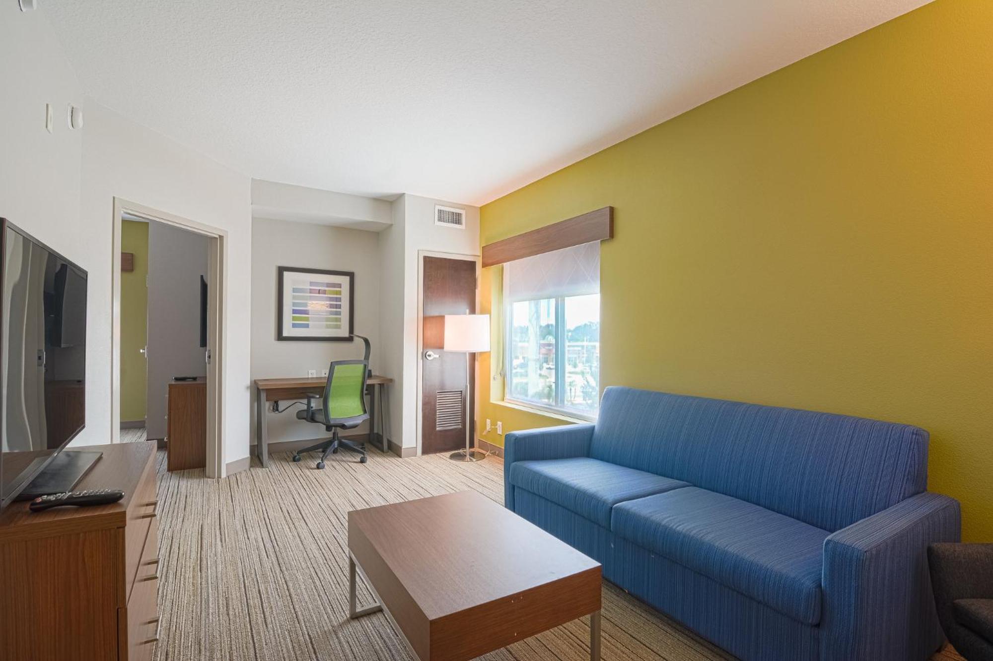 Holiday Inn Express Hotel & Suites Tampa-Usf-Busch Gardens By Ihg Exterior foto