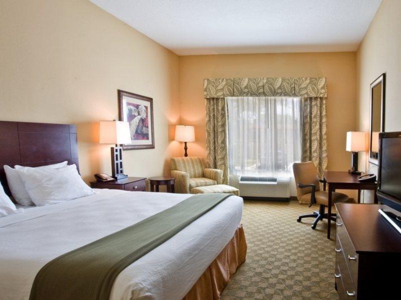 Holiday Inn Express Hotel & Suites Tampa-Usf-Busch Gardens By Ihg Exterior foto