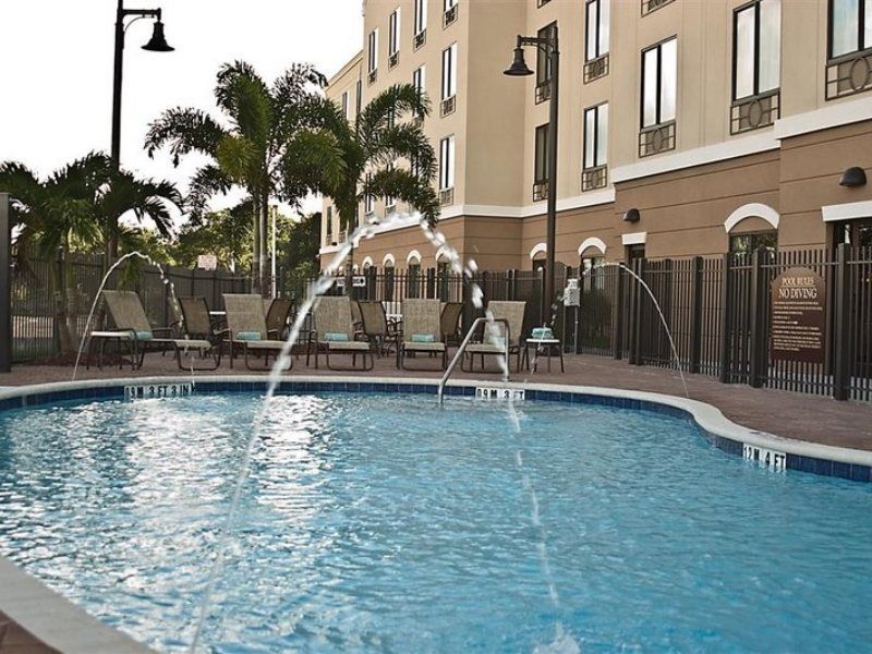 Holiday Inn Express Hotel & Suites Tampa-Usf-Busch Gardens By Ihg Exterior foto