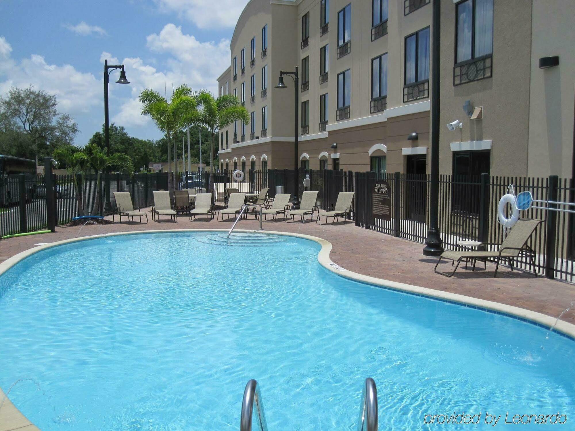 Holiday Inn Express Hotel & Suites Tampa-Usf-Busch Gardens By Ihg Exterior foto