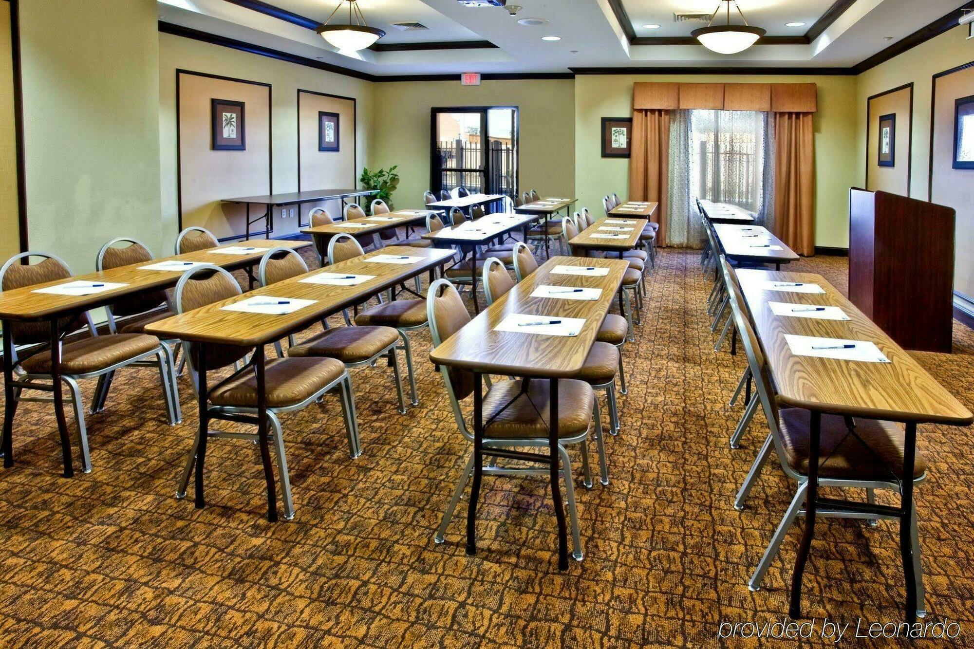 Holiday Inn Express Hotel & Suites Tampa-Usf-Busch Gardens By Ihg Exterior foto